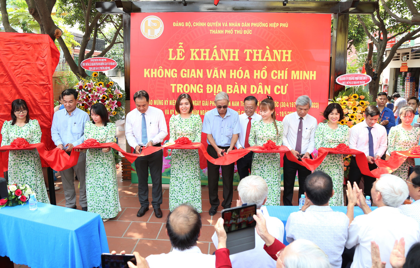 Sáng 27/4, Đảng ủy, UBND phường Hiệp Phú (thành phố Thủ Đức, TPHCM) tổ chức khánh thành Không gian Văn hóa Hồ Chí Minh trong địa bàn dân cư tại khu vực công viên Khu phố 2. Đây là Không gian Văn hóa Hồ Chí Minh được thực hiện ngoài trời đầu tiên tại TPHCM.