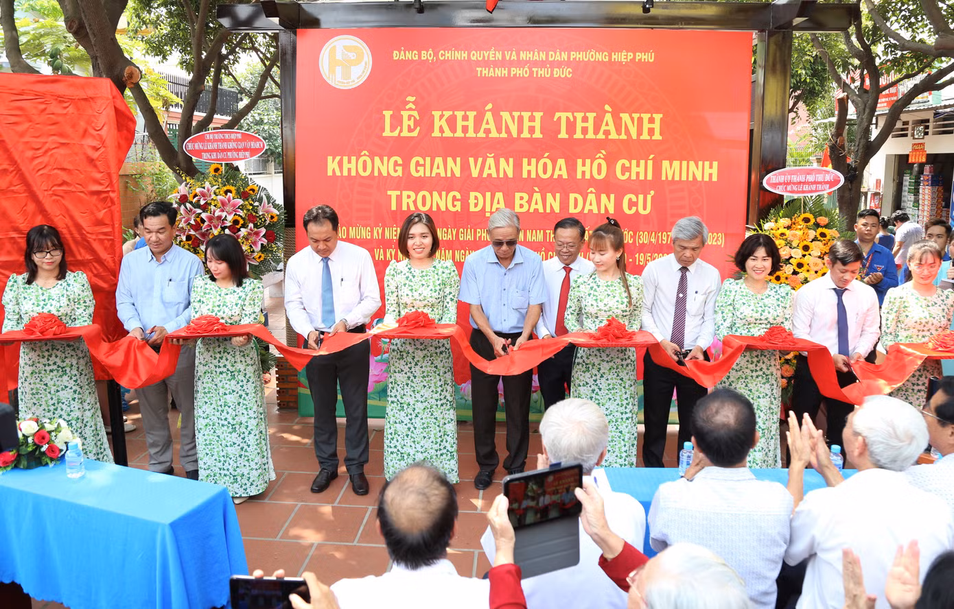 Sáng 27/4, Đảng ủy, UBND phường Hiệp Phú (thành phố Thủ Đức, TPHCM) tổ chức khánh thành Không gian Văn hóa Hồ Chí Minh trong địa bàn dân cư tại khu vực công viên Khu phố 2. Đây là Không gian Văn hóa Hồ Chí Minh được thực hiện ngoài trời đầu tiên tại TPHCM.