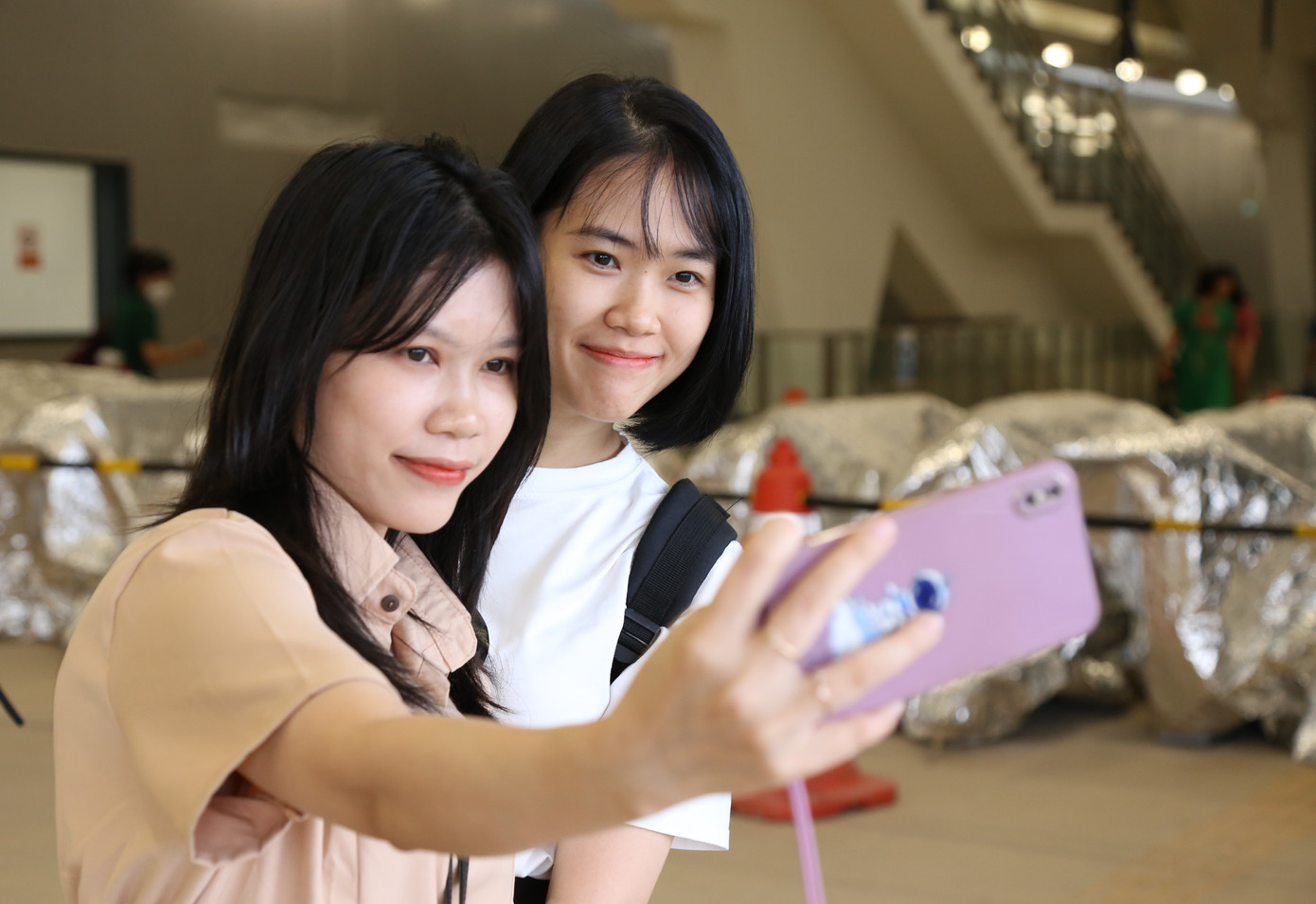 Bạn Trần Thị Vân và Đồng Thanh Thúy Hiền check-in lưu niệm khi kết thúc hành trình.