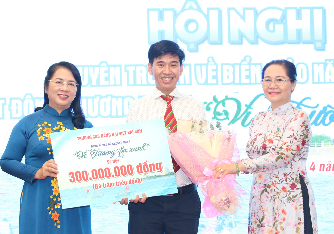 Chủ tịch HĐND TPHCM Nguyễn Thị Lệ (bên phải) và Chủ tịch Ủy ban MTTQ Việt Nam TPHCM Trần Kim Yến tiếp nhận ủng hộ chương trình.