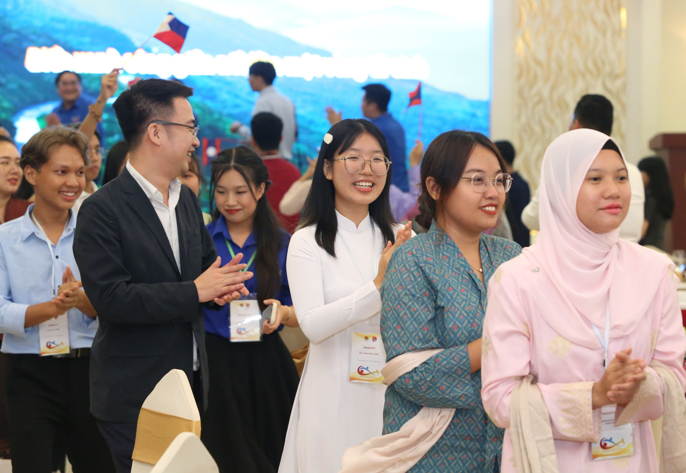 Qua từng hoạt động học tập, trải nghiệm, các bạn trẻ của mỗi nước có dịp gắn kết bền chặt hơn sự hiểu biết và tình hữu nghị, đoàn kết. Qua từng hoạt động học tập, trải nghiệm, các bạn trẻ của mỗi nước có dịp gắn kết bền chặt hơn sự hiểu biết và tình hữu nghị, đoàn kết.