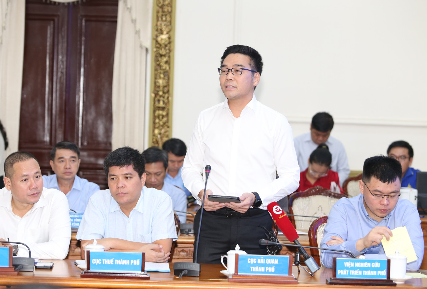 Đại diện các sở ngành TPHCM thông tin tại phiên họp. Ảnh: Ngô Tùng