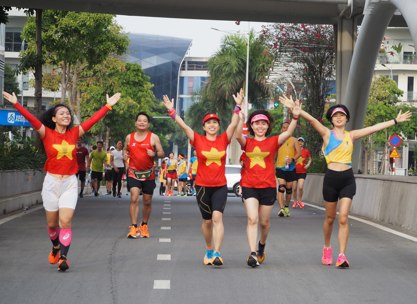 Ngay sau đó, các runners sải bước qua các các cung đường trung tâm thành phố gắn với những địa danh, thắng cảnh như: Công viên Bến Bạch Đằng, Nhà hát Thành phố, trụ sở UBND TPHCM, Dinh Độc Lập, cầu Thủ Thiêm, cầu Sài Gòn...