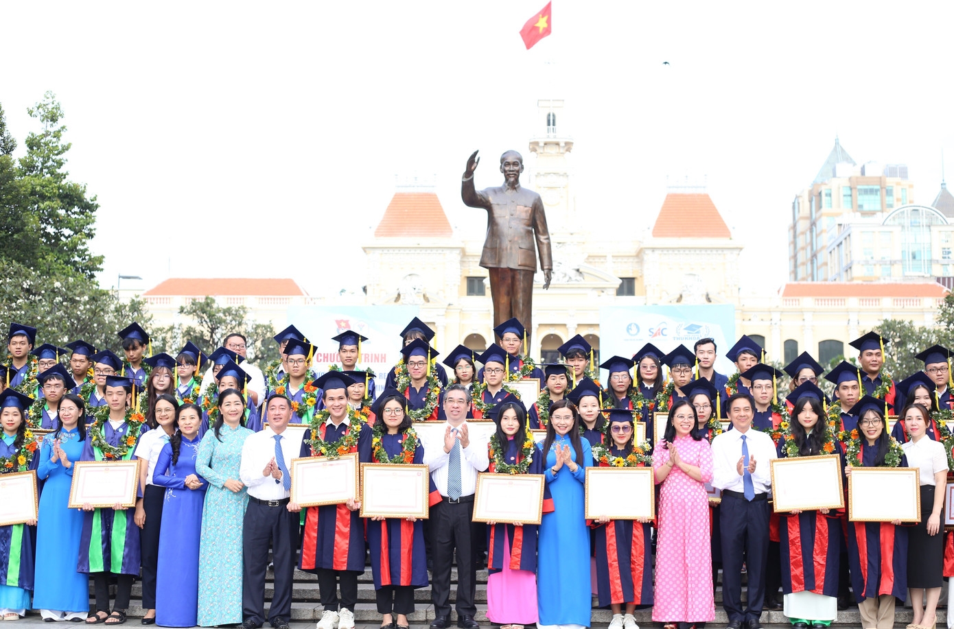 Các vị lãnh đạo chụp ảnh lưu niệm với các bạn HSSV tiêu biểu. Ảnh: Ngô Tùng