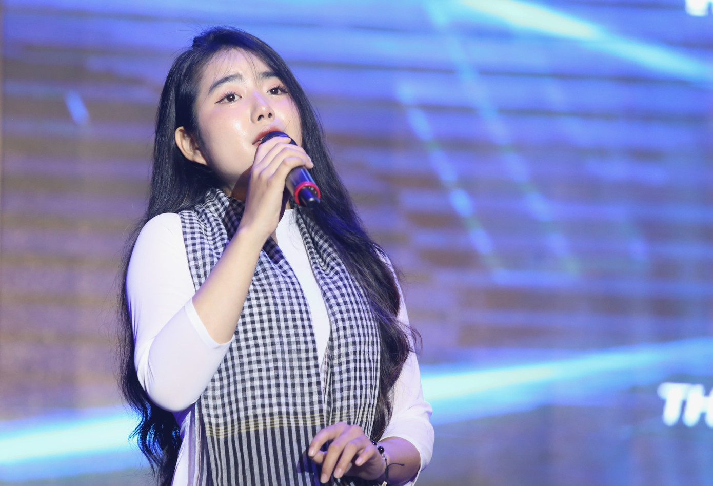 Song song các tiết mục đội thi là các phần biểu diễn đơn ca của một số sinh viên các trường.