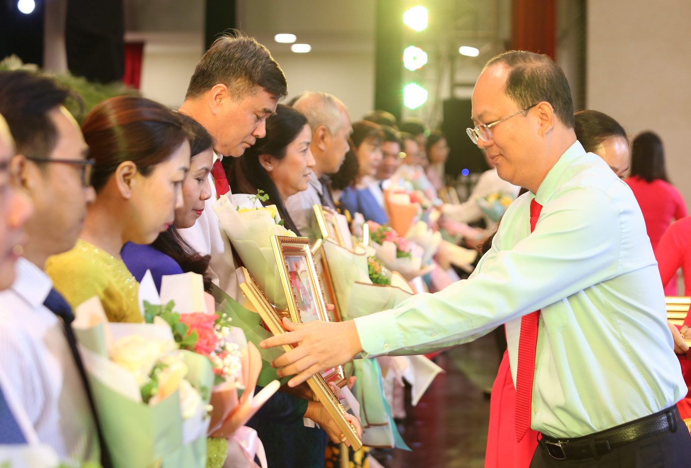 Lãnh đạo Thành uỷ TPHCM trao bằng khen tôn vinh những nỗ lực của các tập thể, cá nhân đóng góp tích cực cho sự phát triển văn học, nghệ thuật thành phố.