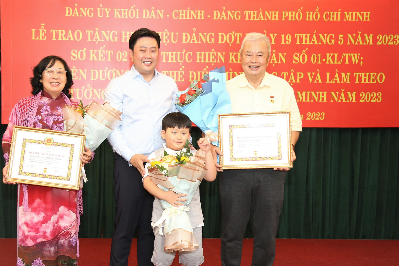 Đôi vợ chồng vui mừng đón nhận Huy hiệu 40 năm tuổi Đảng cùng con cháu tại buổi lễ trao. Đôi vợ chồng vui mừng đón nhận Huy hiệu 40 năm tuổi Đảng cùng con cháu tại buổi lễ trao.