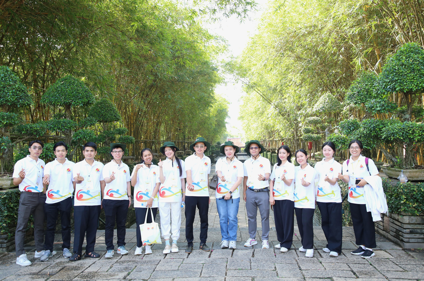 Trong liên hoan này, đại biểu các quốc gia cùng tham gia thảo luận nhóm về chủ đề “Vai trò của thanh niên ASEAN - Nhật Bản trong việc thúc đẩy thực hiện các mục tiêu phát triển bền vững”; tham gia chương trình chạy bộ “Những bước chân vì cộng đồng”; tham quan Đền tưởng niệm các Vua Hùng, tìm hiểu, trải nghiệm Khu di tích lịch sử chiến khu Rừng Sác, trồng cây đước tại huyện đảo Cần Giờ... Ảnh: Ngô Tùng