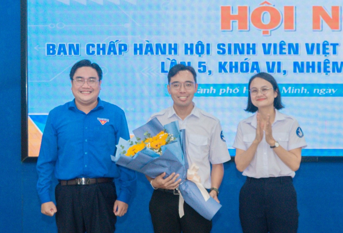 Phó bí thư Thường trực Thành Đoàn TPHCM Ngô Minh Hải và Phó bí thư Thành Đoàn, Chủ tịch Hội SVVN TPHCM Trần Thu Hà trao hoa chúc mừng anh Nguyễn Tất Toàn. Ảnh: Thành Đoàn TPHCM. Phó bí thư Thường trực Thành Đoàn TPHCM Ngô Minh Hải và Phó bí thư Thành Đoàn, Chủ tịch Hội SVVN TPHCM Trần Thu Hà trao hoa chúc mừng anh Nguyễn Tất Toàn. Ảnh: Thành Đoàn TPHCM.