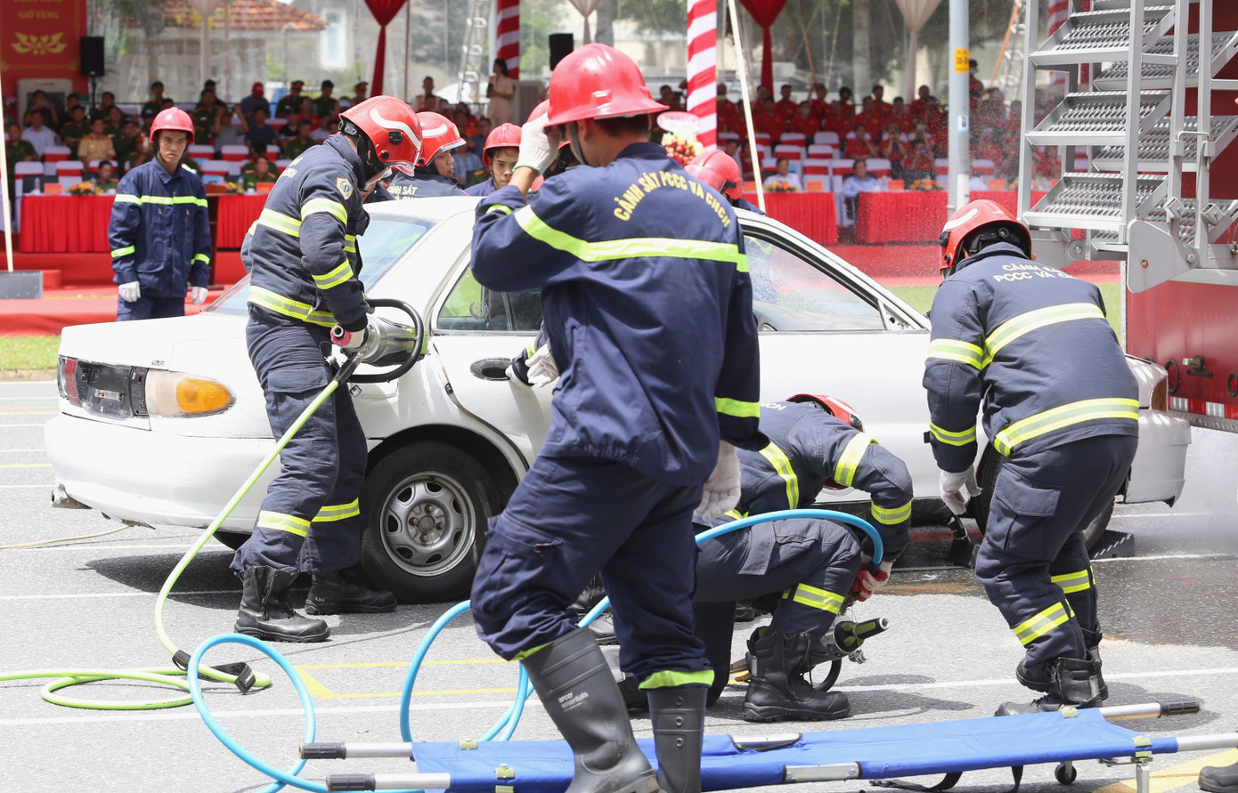 Sau các phần thi CNCH, BTC đã tổ chức thao diễn tình huống PCCC&amp;CNCH. Tình huống giả định, một chiếc ô tô đã tông vào ngôi nhà khiến các nạn nhân bị mắc kẹt trong xe. Ngay lập tức, các chiến sĩ PCCC&amp;CNCH đã triển khai các biện pháp nghiệp vụ, phương tiện để cứu người và triển khai chữa cháy, khắc phục hậu quả vụ tai nạn.