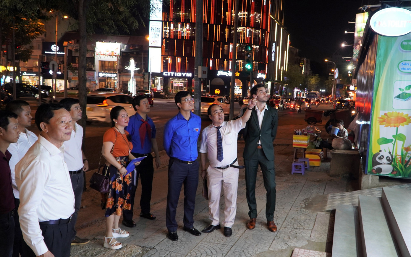 Lãnh đạo Trung ương Đoàn cùng đại diện đối tác xây dựng công trình nhà vệ sinh tại lễ khánh thành tối 28/5.