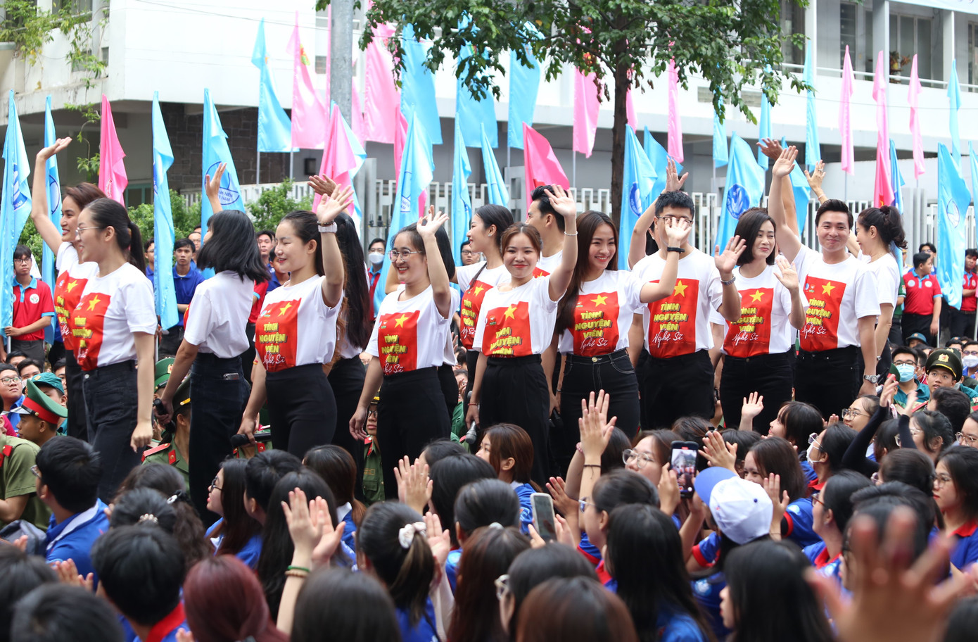 Đội hình tình nguyện văn nghệ sĩ là một trong những lực lượng xung kích tham gia các hoạt động cùng tuổi trẻ thành phố.