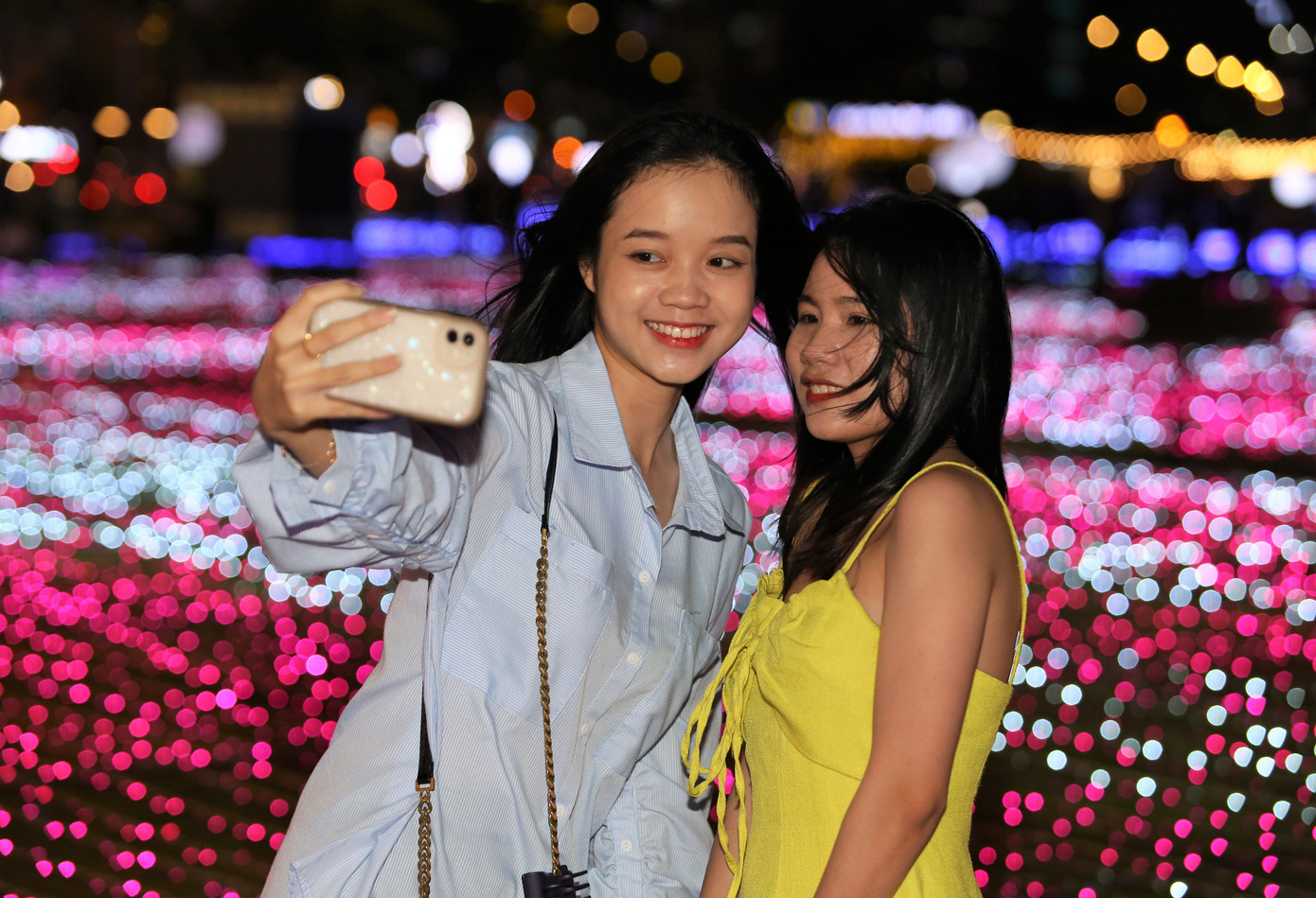 Ngay trong đêm mở màn không gian ánh sáng nghệ thuật này, rất đông bạn trẻ, du khách đã đến vui chơi, ghi lại những khoảnh khắc đẹp tại đây.