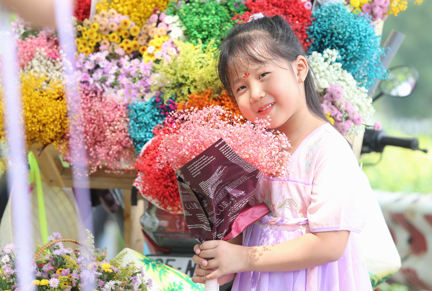 Em nhỏ đáng yêu cũng được người thân đưa đến xe hoa chụp ảnh lưu giữ khoảnh khắc tuổi thơ.