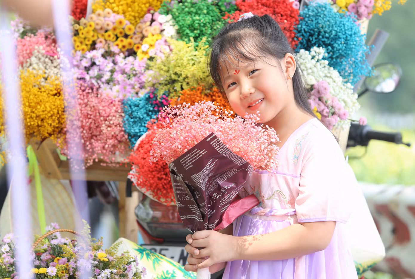 Em nhỏ đáng yêu cũng được người thân đưa đến xe hoa chụp ảnh lưu giữ khoảnh khắc tuổi thơ.