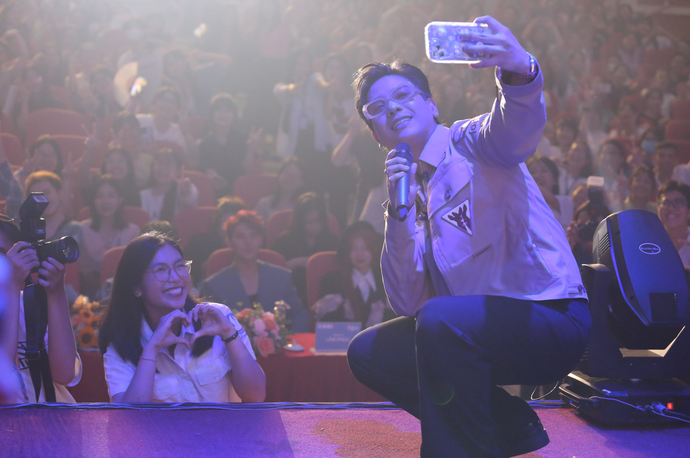 Nam ca sĩ "You are my crush" chụp hình lưu niệm với các bạn trẻ.