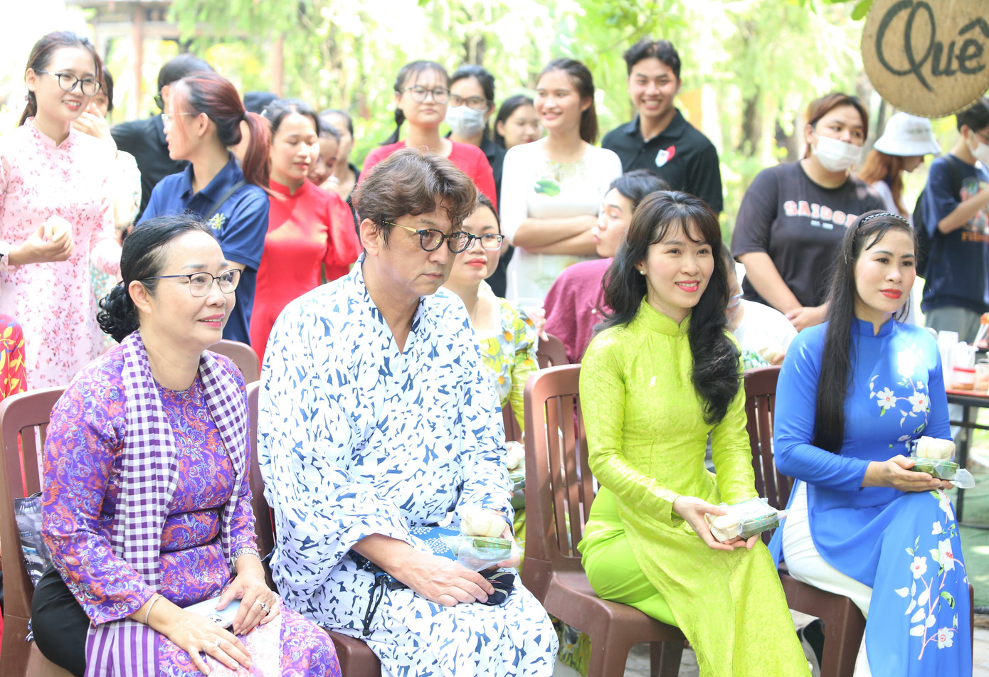 Vị khách Nhật trong trang phục truyền thống cùng những người phụ nữ Việt trong tà áo dài thướt tha. Vị khách Nhật trong trang phục truyền thống cùng những người phụ nữ Việt trong tà áo dài thướt tha.