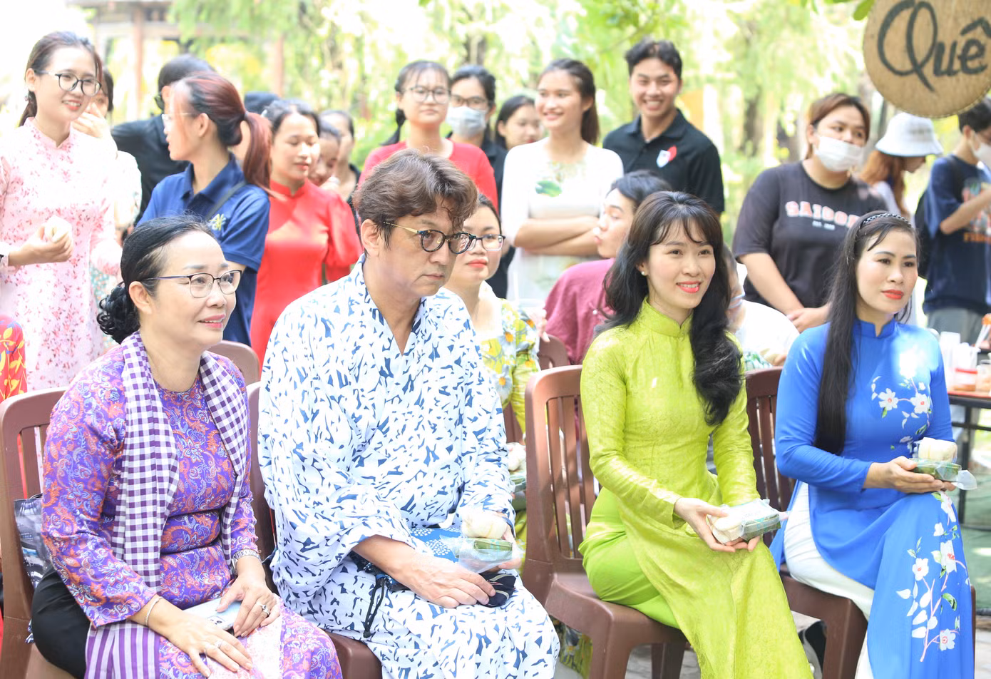 Vị khách Nhật trong trang phục truyền thống cùng những người phụ nữ Việt trong tà áo dài thướt tha. Vị khách Nhật trong trang phục truyền thống cùng những người phụ nữ Việt trong tà áo dài thướt tha.