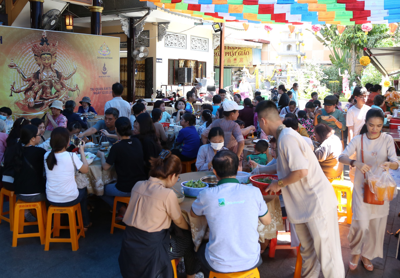 Nhà chùa hoan hỉ mời bà con phật tử, người đi lễ cùng dùng bữa cơm thanh tịnh ngày rằm.