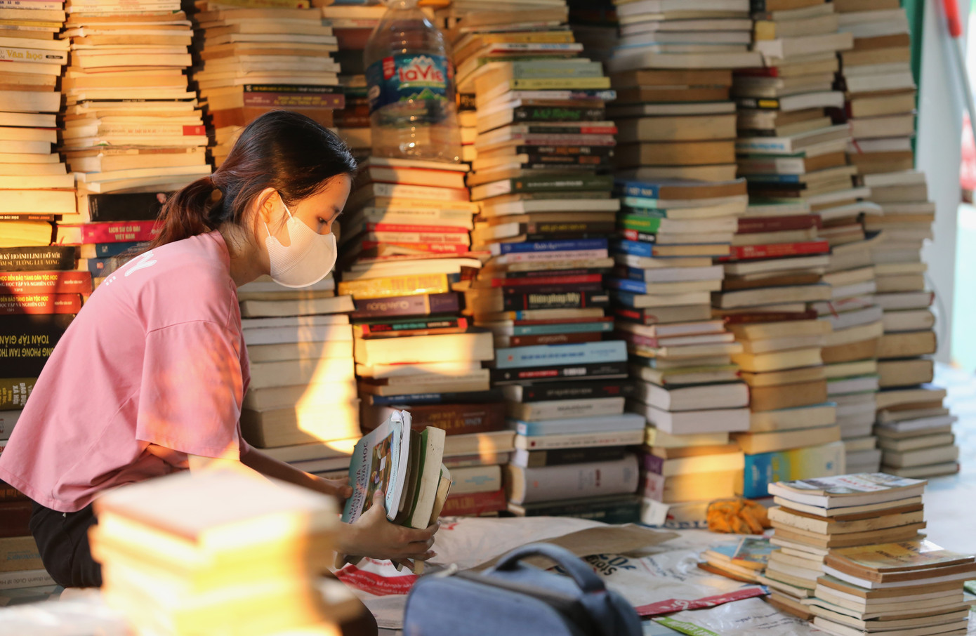 Theo anh Tân, dự kiến cửa hàng sẽ đưa từ kho đến đây trên 10.000 cuốn sách cũ các loại. Ngoài điểm đến mới ở Đường sách Thủ Đức, hiện cửa hàng chuyên sách cũ này cũng đang kinh doanh ở khu vực trung tâm TPHCM.