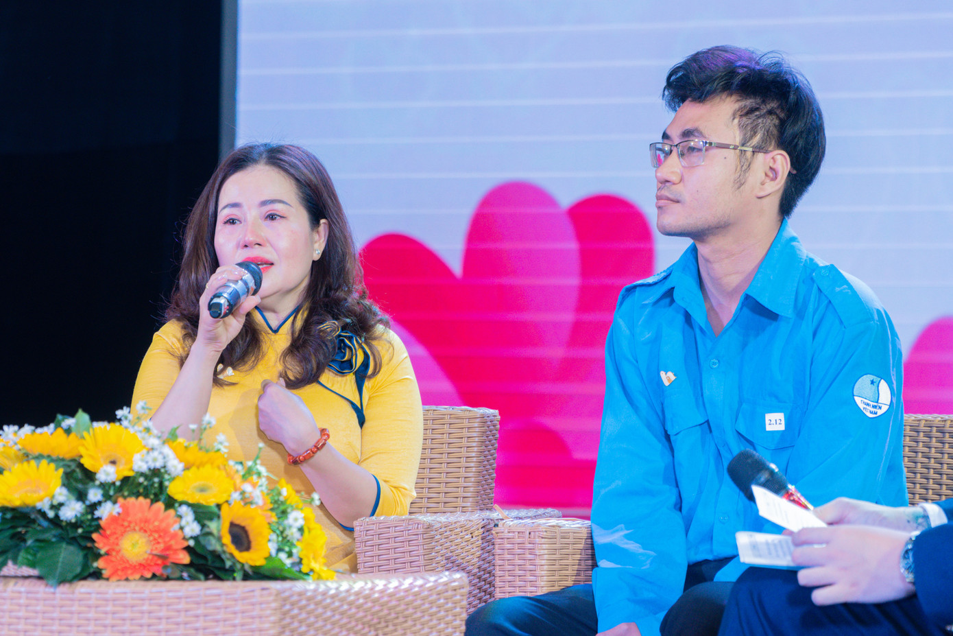 Các gương điển hình chia sẻ câu chuyện cuộc sống tại buổi lễ. Ảnh: CTV