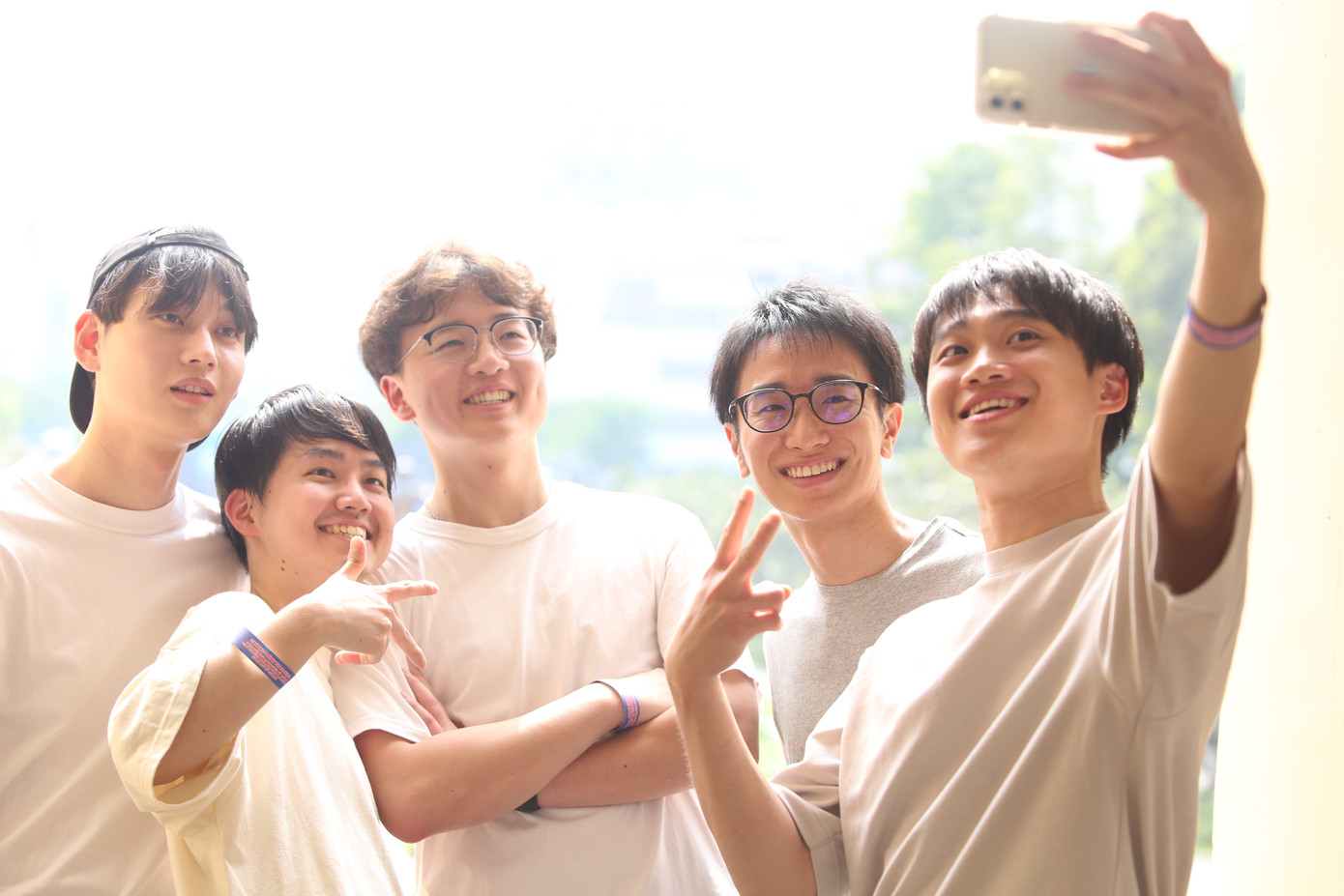 Nhóm bạn trẻ nước ngoài thích thú check-in từ ban công tòa nhà hướng về Phố đi bộ Nguyễn Huệ. Nhóm bạn trẻ nước ngoài thích thú check-in từ ban công tòa nhà hướng về Phố đi bộ Nguyễn Huệ.