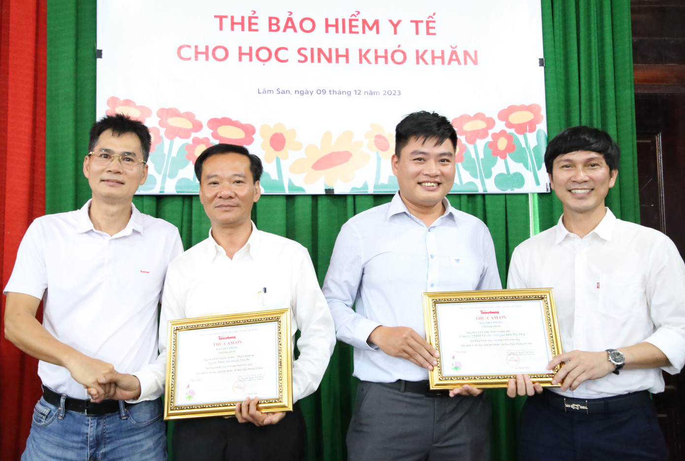 Báo Tiền Phong tri ân các đơn vị đồng hành tổ chức hoạt động ý nghĩa.