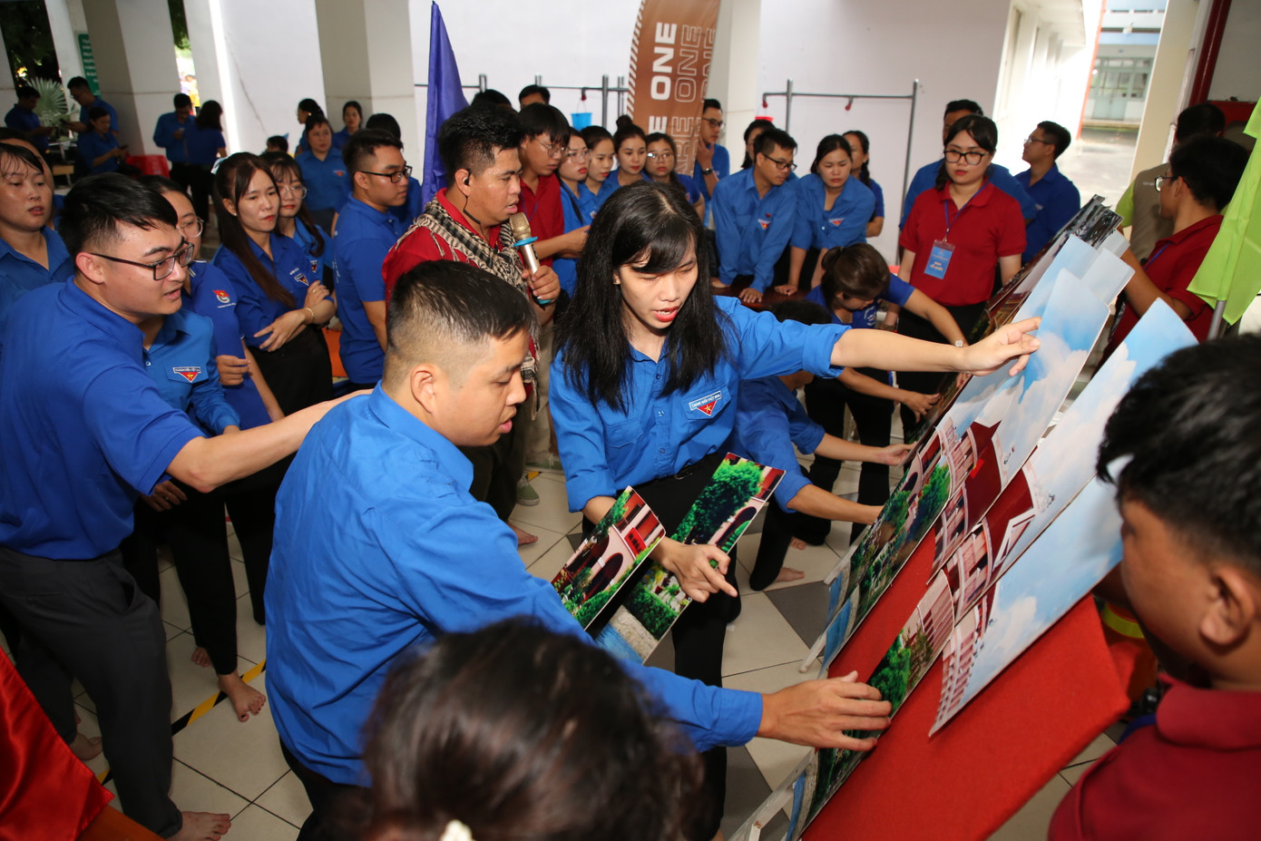 Sáng nay, trong khuôn khổ hội thi, các cán bộ Đoàn tham gia vòng Chung kết đã tham gia sân chơi vận động liên hoàn. Ảnh: Ngô Tùng Sáng nay, trong khuôn khổ hội thi, các cán bộ Đoàn tham gia vòng Chung kết đã tham gia sân chơi vận động liên hoàn. Ảnh: Ngô Tùng