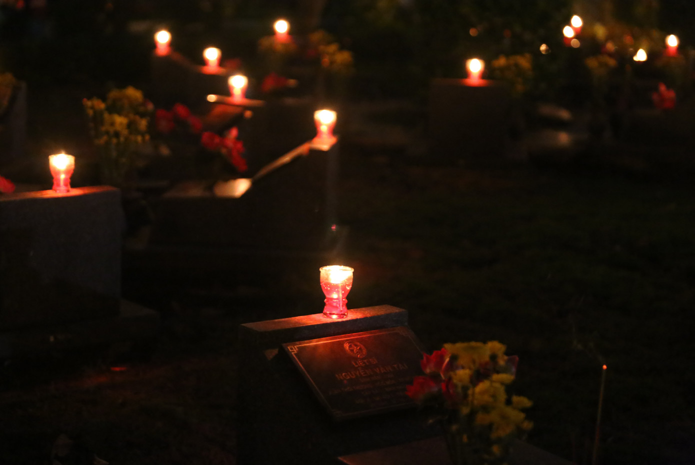 Ngọn nến ấm áp chứa đựng tình cảm, lòng biết ơn của thế hệ trẻ đã được thắp sáng trên các ngôi mộ liệt sĩ trong đêm 28/4.