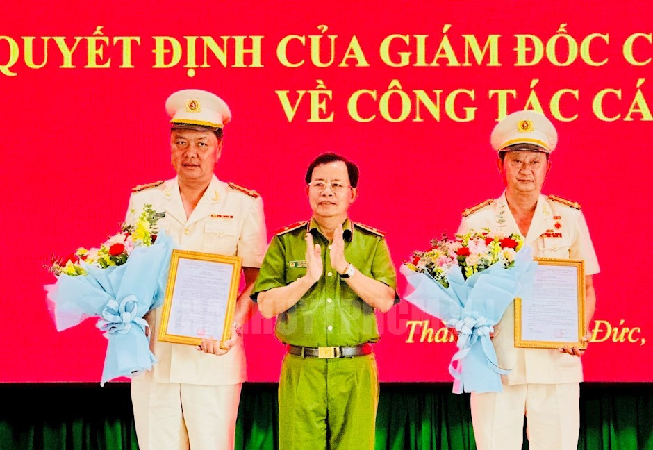 Thiếu tướng Trần Đức Tài trao quyết định cho tân Trưởng Công an TP. Thủ Đức Nguyễn Đình Dương (bìa trái) và Đại tá Nguyễn Hoàng Thắng. Ảnh: Thành ủy TPHCM