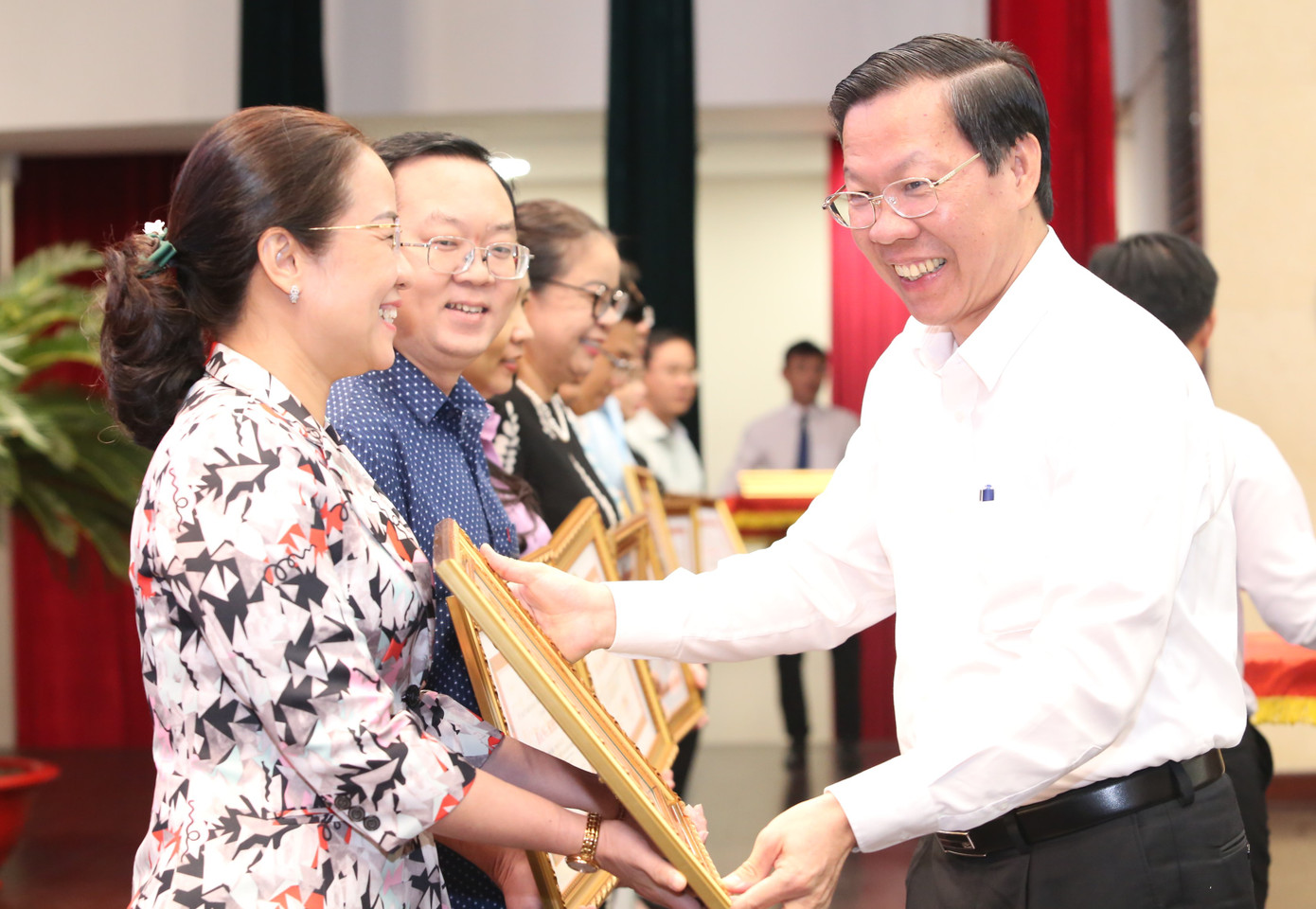 Chủ tịch UBND TPHCM Phan Văn Mãi trao Bằng khen ghi nhận những đóng góp của các tập thể trong quá trình tham mưu, triển khai thực hiện chính quyền đô thị trên địa bàn thành phố. Ảnh: Ngô Tùng