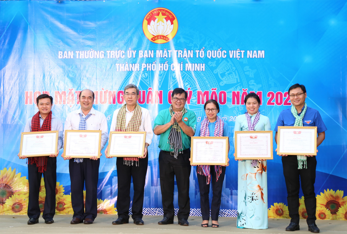 Ủy ban MTTQ Việt Nam TPHCM trao bằng khen cho các đơn vị thực hiện hiệu quả chương trình "Gia đình Việt với sinh viên Lào, Campuchia”. Ủy ban MTTQ Việt Nam TPHCM trao bằng khen cho các đơn vị thực hiện hiệu quả chương trình "Gia đình Việt với sinh viên Lào, Campuchia”.