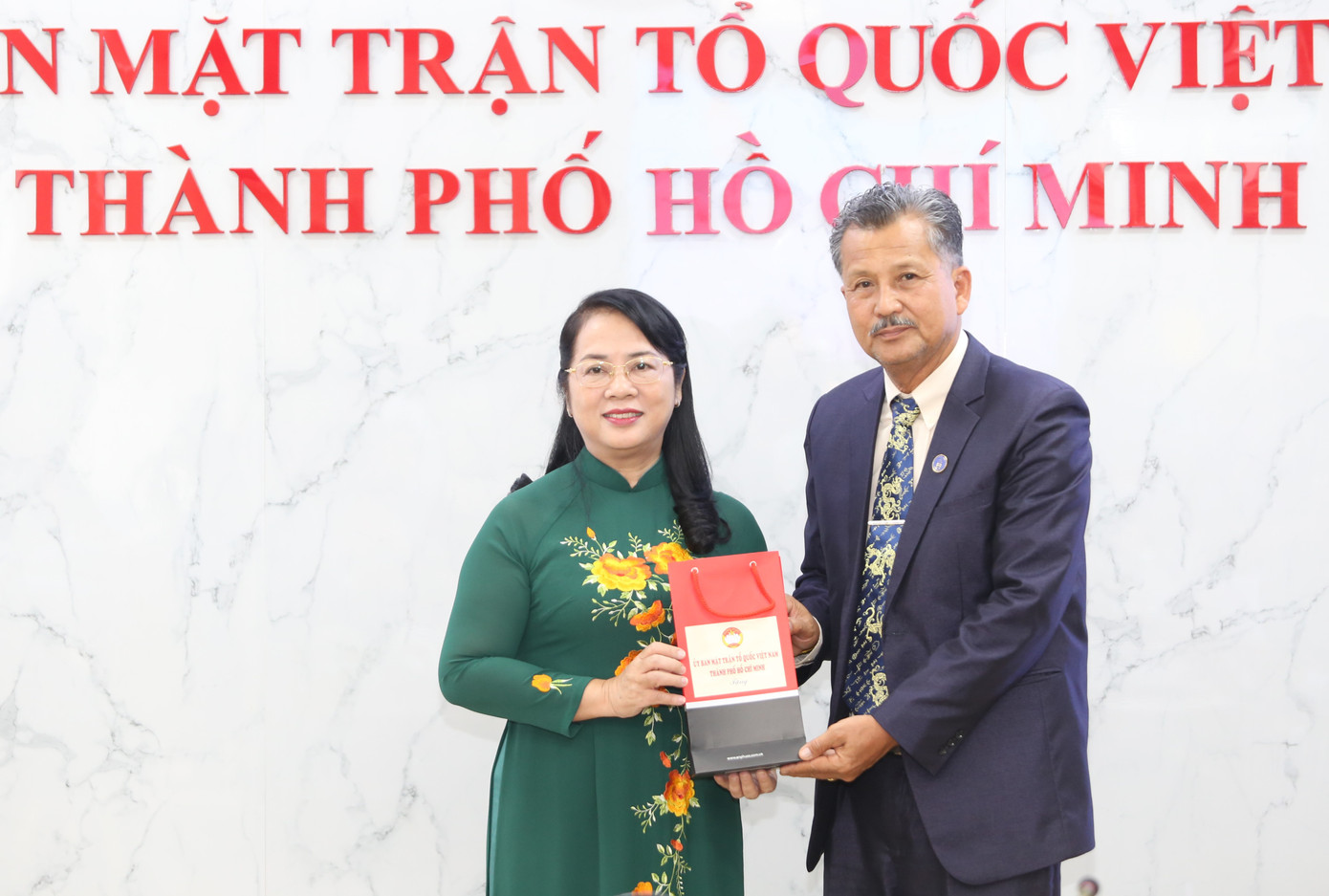 Chủ tịch Ủy ban MTTQ Việt Nam TPHCM trao quà lưu niệm tặng ông Thanome Thamthong.