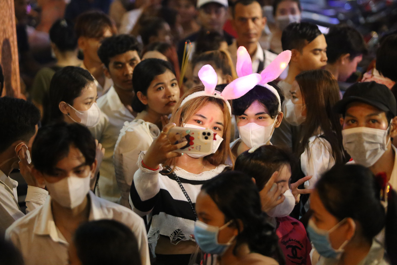 Đôi bạn trẻ check-in trong không gian đông nghịt người đón mừng năm mới tại chùa Khmer Candaransi.