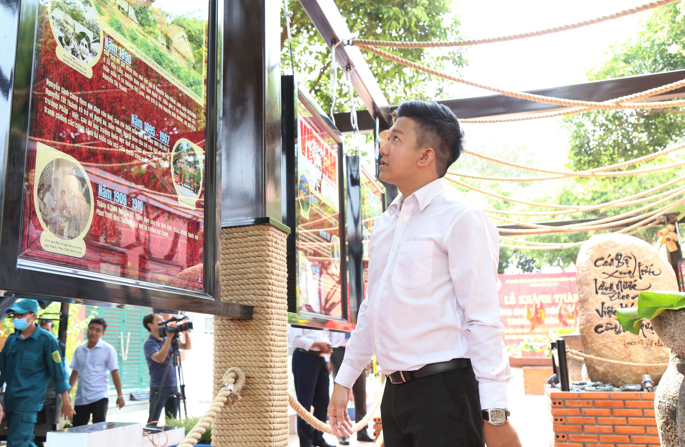 Anh Nguyễn Quang Linh, Bí thư Đoàn phường Hiệp Phú (TP. Thủ Đức) cho biết, công trình Không gian Văn hóa Hồ Chí Minh hoàn thiện sau gần 2 tháng thực hiện nhiều công đoạn từ biên soạn nội dung, lên bố cục và thiết kế, thi công trưng bày.