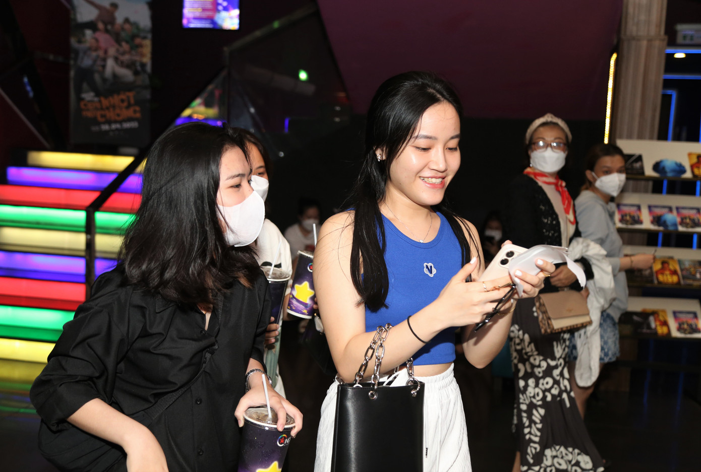 Bạn trẻ hứng khởi đến rạp ngày lễ.