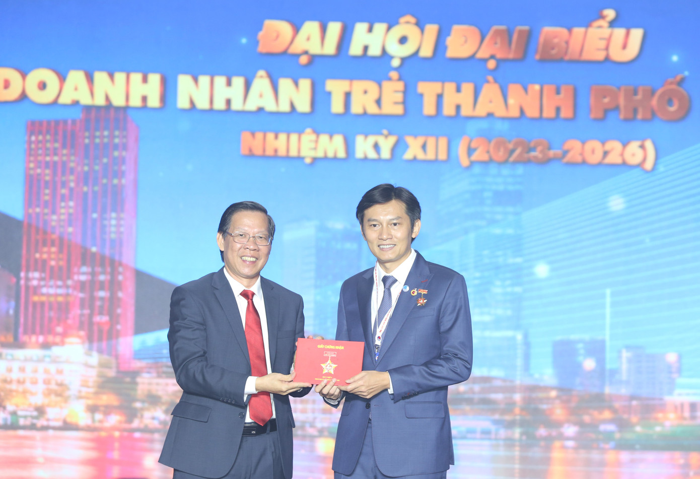 Chủ tịch UBND TPHCM Phan Văn Mãi trao Huy hiệu TPHCM tặng Chủ tịch YBA nhiệm kỳ XI Phạm Phú Trường. Ảnh: Ngô Tùng Chủ tịch UBND TPHCM Phan Văn Mãi trao Huy hiệu TPHCM tặng Chủ tịch YBA nhiệm kỳ XI Phạm Phú Trường. Ảnh: Ngô Tùng