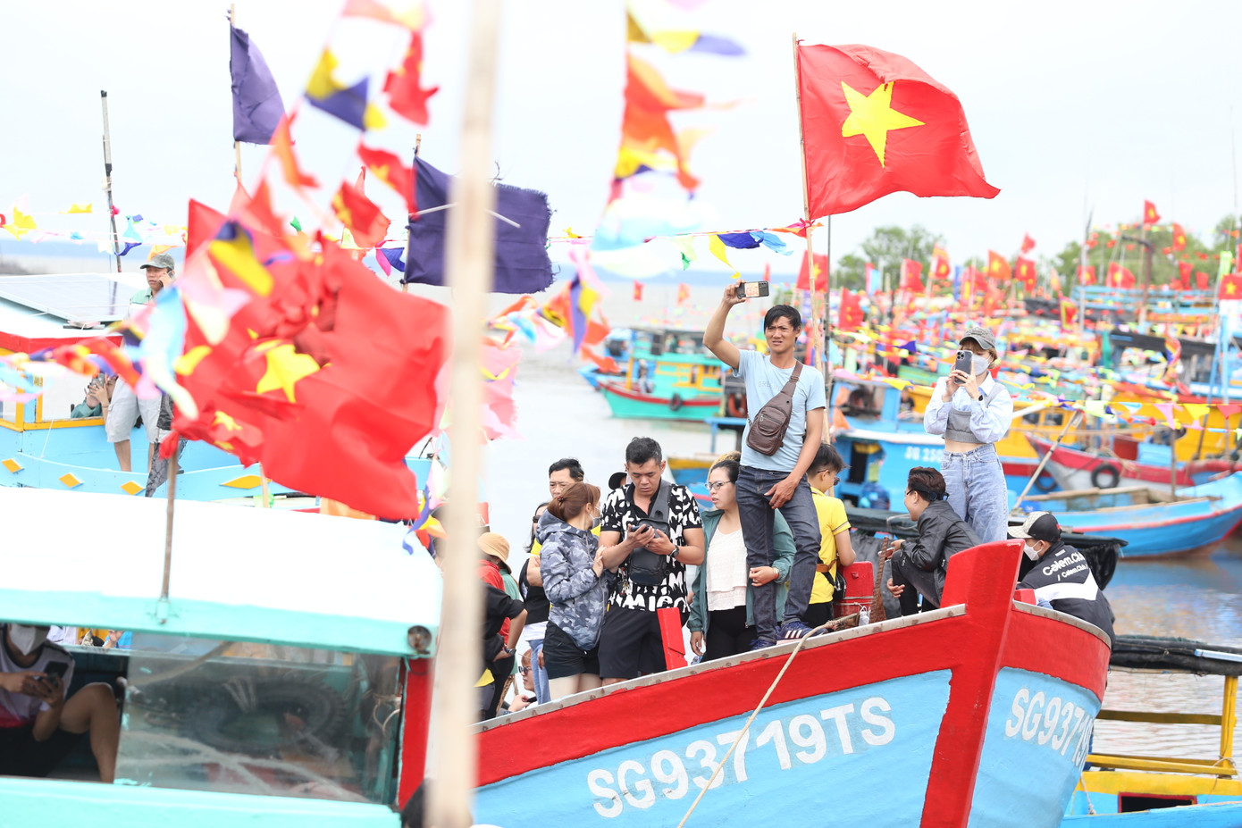 Trong suốt ba ngày qua (28-30/9), Lễ hội Nghinh Ông diễn ra nhiều hoạt động đậm sắc màu văn hoá tại huyện đảo Cần Giờ, như Lễ mừng công ngư dân lễ cúng tiền hiền hậu hiền, bạn cũ lái xưa, chương trình đêm hội trăng rằm, đoàn thuyền hoa đăng, thả đèn trên biển, diễu hành cà kheo...