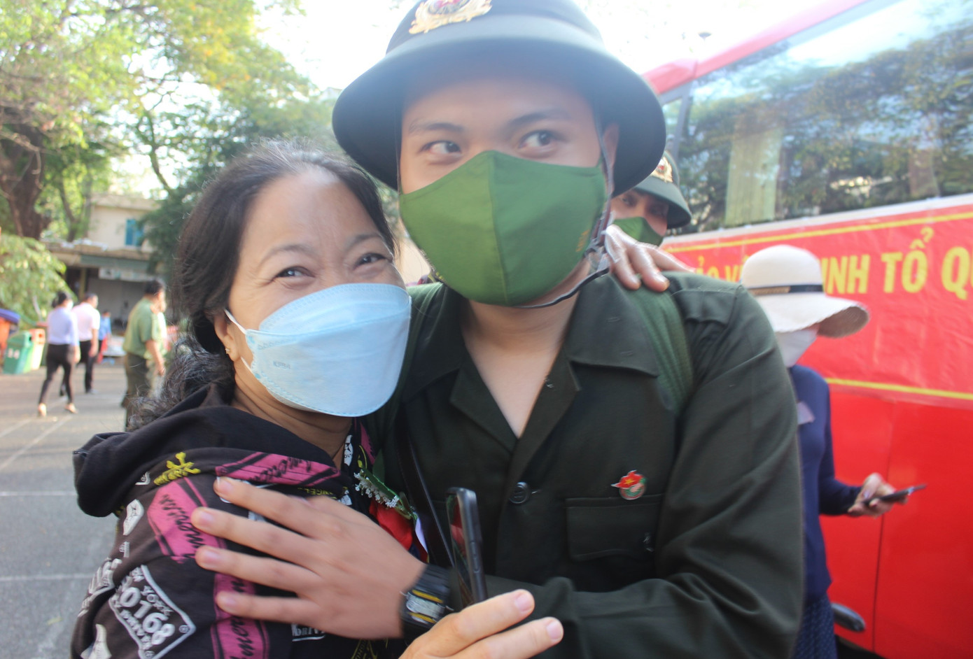 Cái ôm thân thương của tân binh và người thân