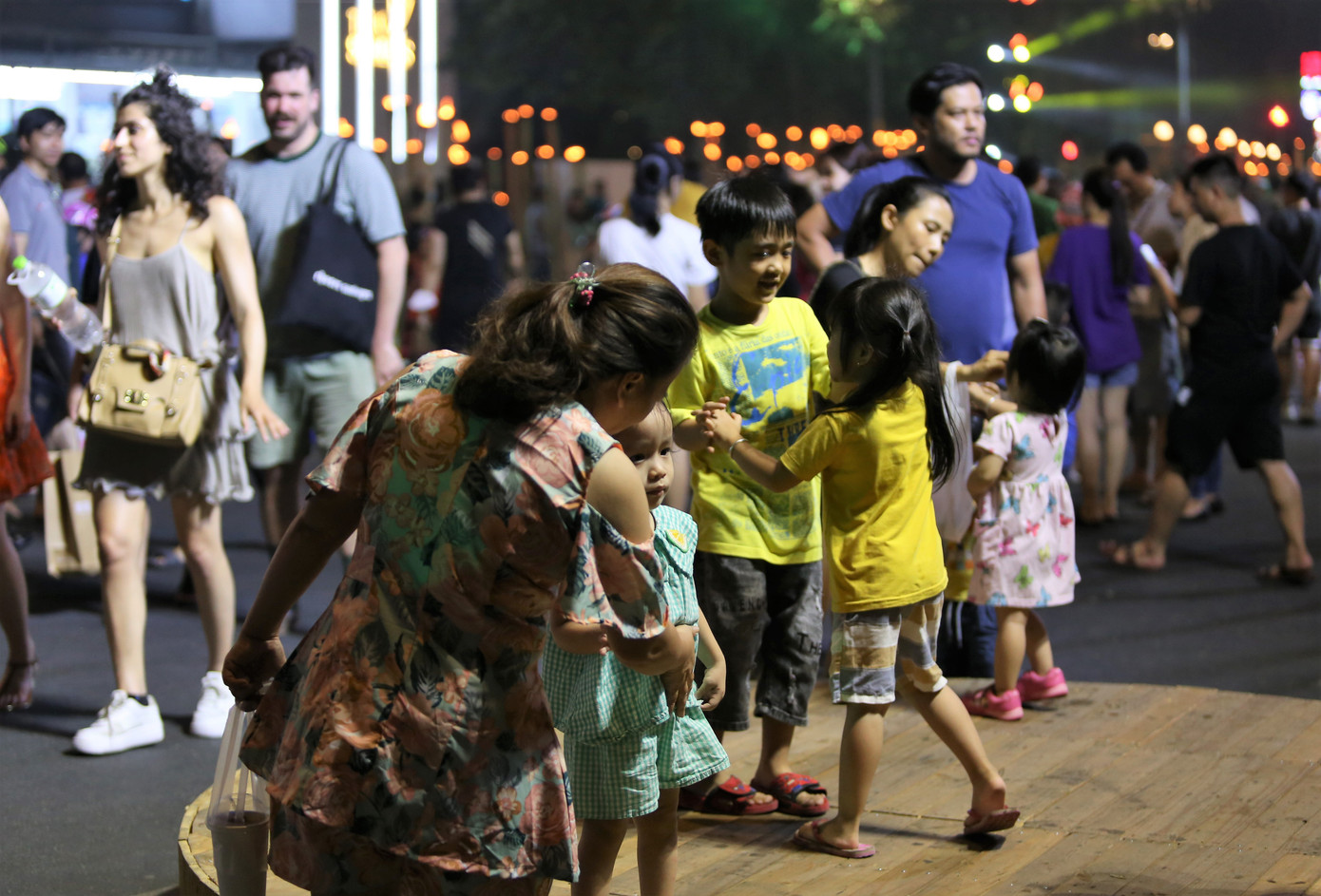 Đông đảo người dân và du khách đến với lễ hội.