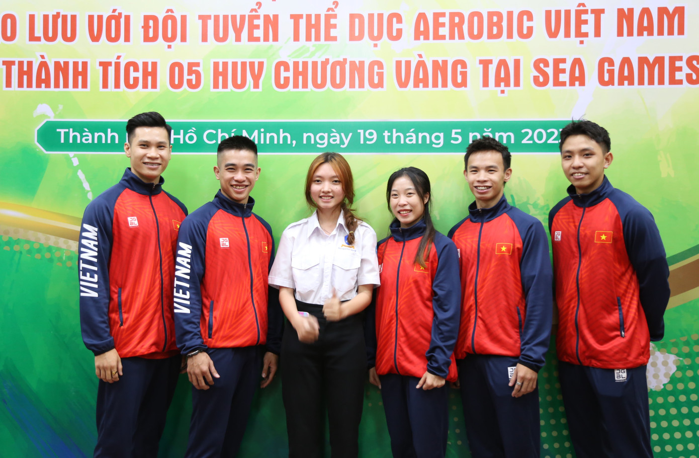 Các tuyển thủ chụp ảnh lưu niệm với các bạn sinh viên.