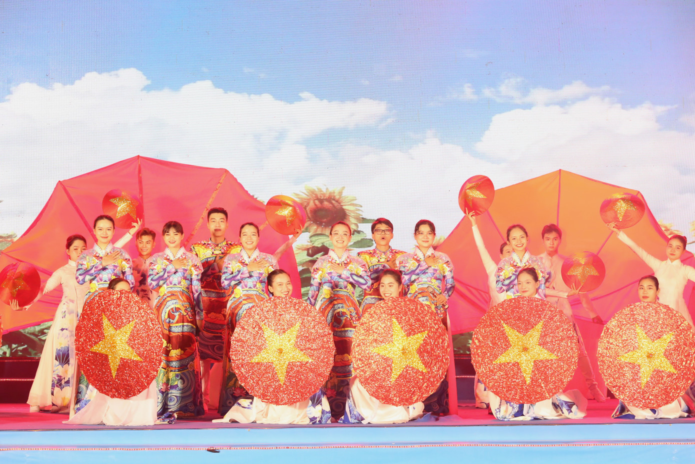 Qua các nhạc phẩm gửi đến đêm hội, các bạn trẻ góp thêm tiếng nói ngợi ca những phong tục, truyền thống tốt đẹp, cổ vũ tinh thần, khát vọng cống hiến dựng xây quê hương, đất nước.