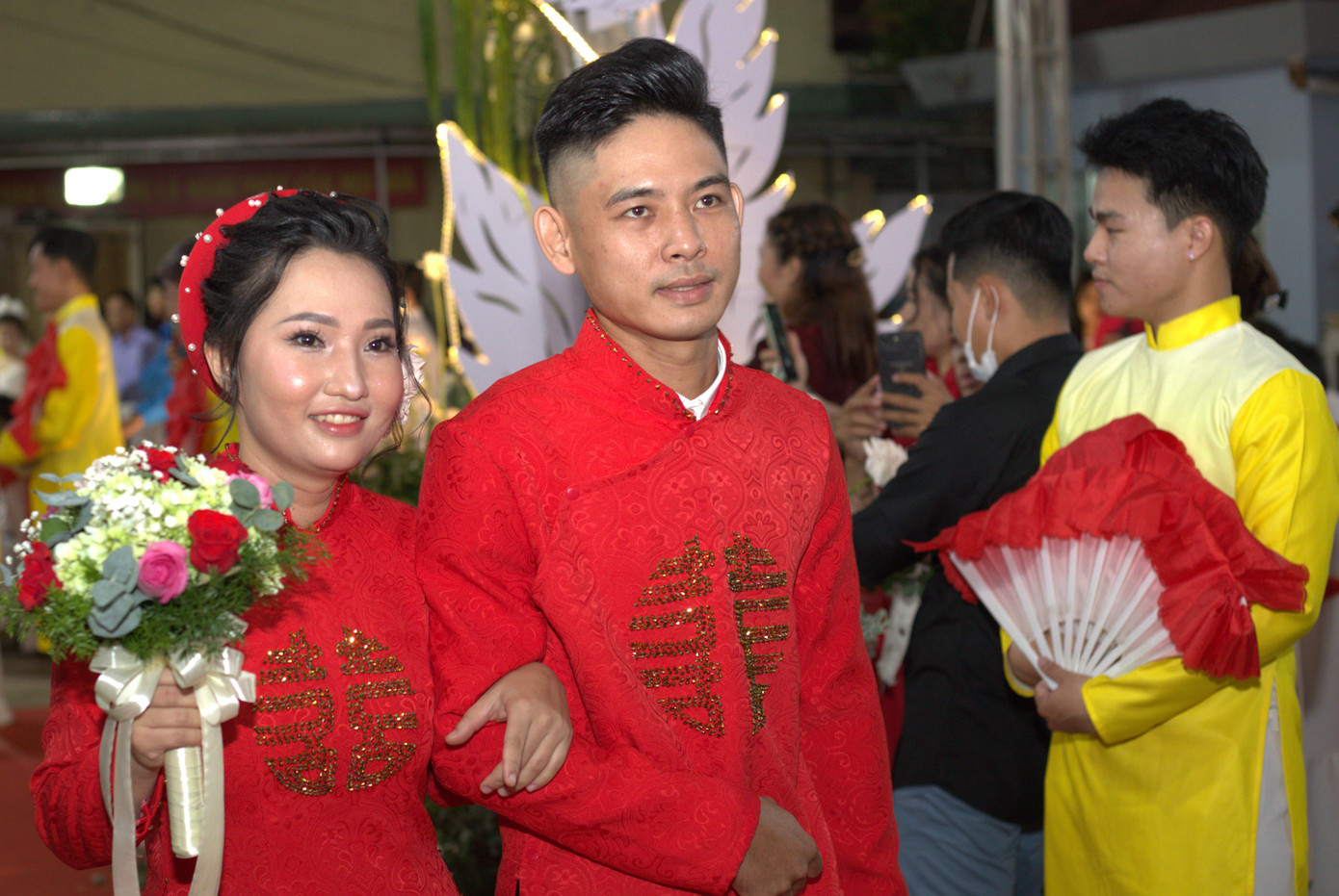 Các đôi uyên ương rạng rỡ tiến vào hôn trường lễ cưới. Ảnh: Ngô Tùng Các đôi uyên ương rạng rỡ tiến vào hôn trường lễ cưới. Ảnh: Ngô Tùng