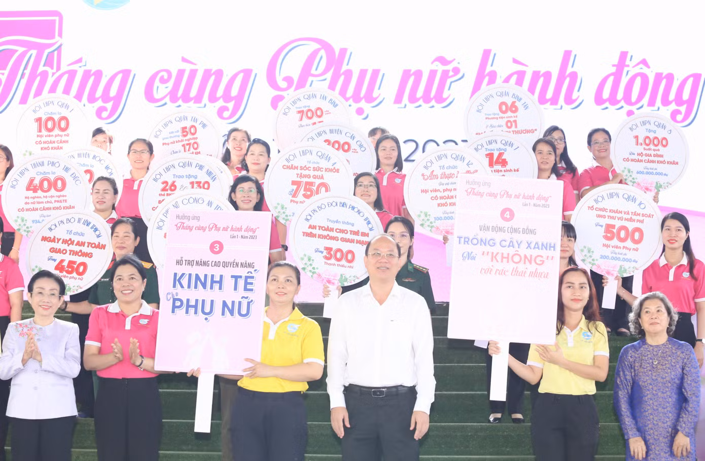 Lãnh đạo TPHCM đồng hành chuỗi hoạt động của hội viên, phụ nữ thành phố. Ảnh: Ngô Tùng