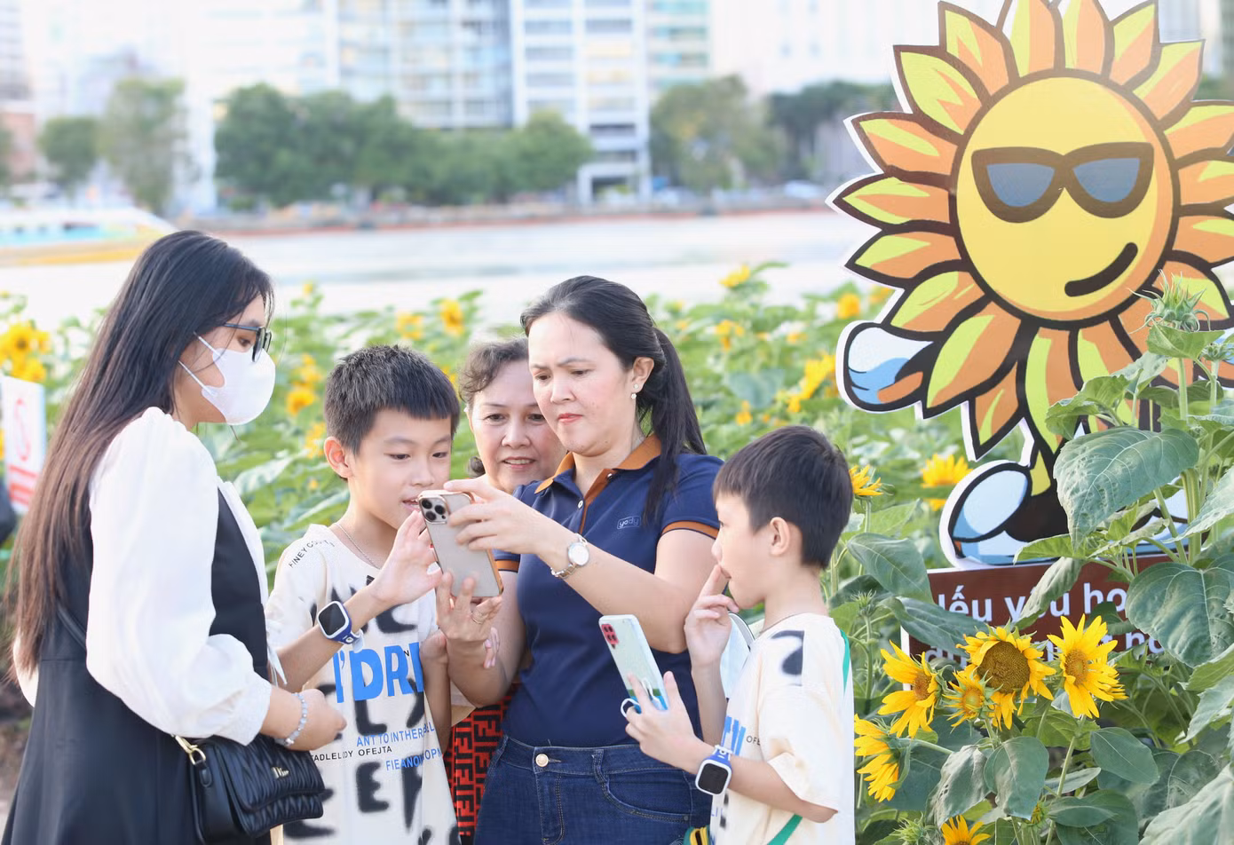 Nhiều gia đình, đặc biệt là các bạn trẻ lưu lại những khoảnh khắc đẹp.