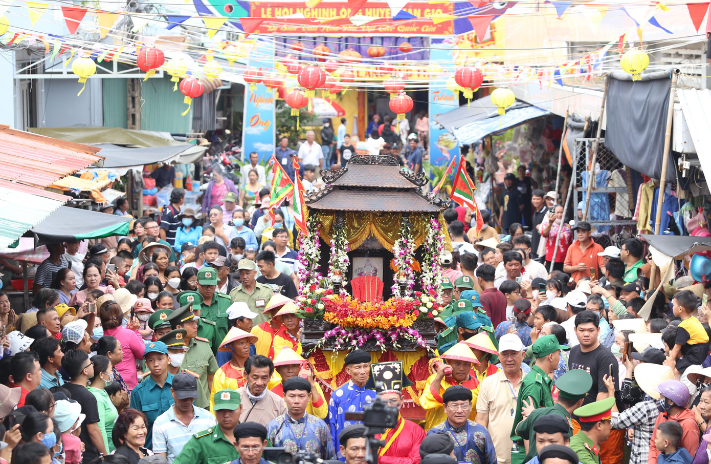 Lễ hội Nghinh Ông Cần Giờ hằng năm luôn thu hút đông đảo người dân tham gia. Ảnh: Ngô Tùng Lễ hội Nghinh Ông Cần Giờ hằng năm luôn thu hút đông đảo người dân tham gia. Ảnh: Ngô Tùng