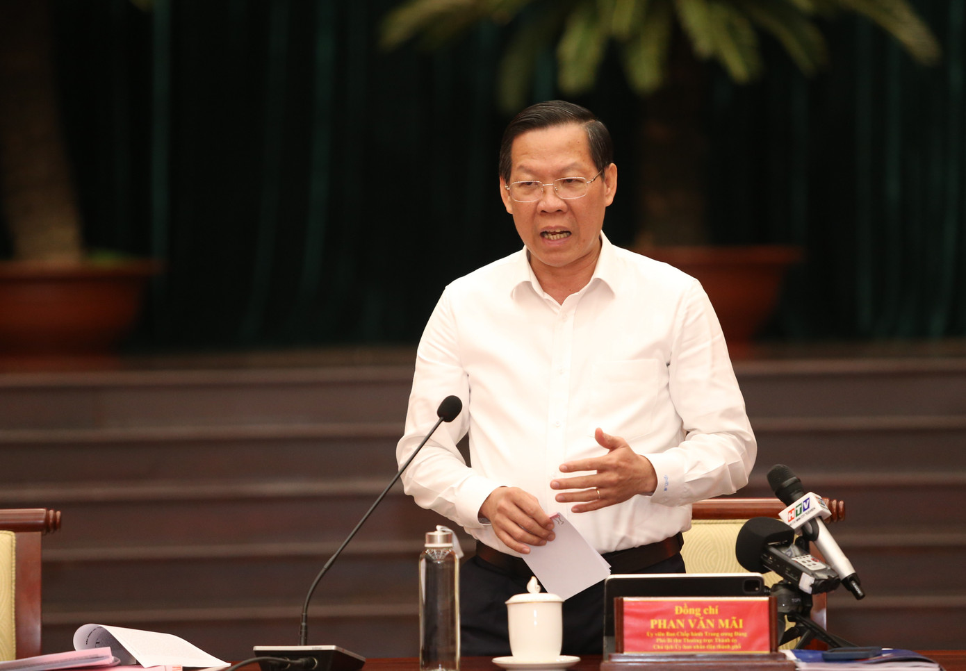 Chủ tịch UBND TPHCM Phan Văn Mãi trao đổi với bạn trẻ tại buổi đối thoại.