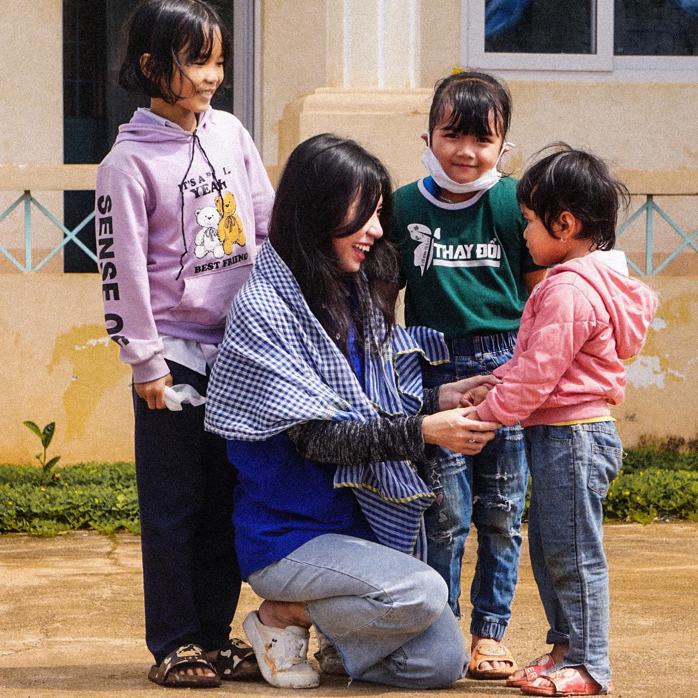 Vốn là một cán bộ Đoàn - Hội xông xáo, năng nổ khi còn trên ghế giảng đường Đại học Khoa học Xã hội và Nhân văn TPHCM, Đỗ Ngọc Tường Vi tham gia các chương trình, chiến dịch tình nguyện như Tiếp sức mùa thi, Mùa hè xanh... Ảnh: FBNV