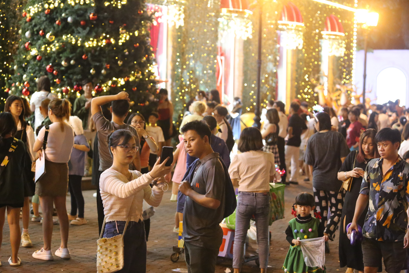 Hai tuần trước lễ Giáng sinh, người dân trên địa bàn TPHCM đã nô nức hòa vào mùa lễ hội sôi động này. Ảnh: Ngô Tùng Hai tuần trước lễ Giáng sinh, người dân trên địa bàn TPHCM đã nô nức hòa vào mùa lễ hội sôi động này. Ảnh: Ngô Tùng