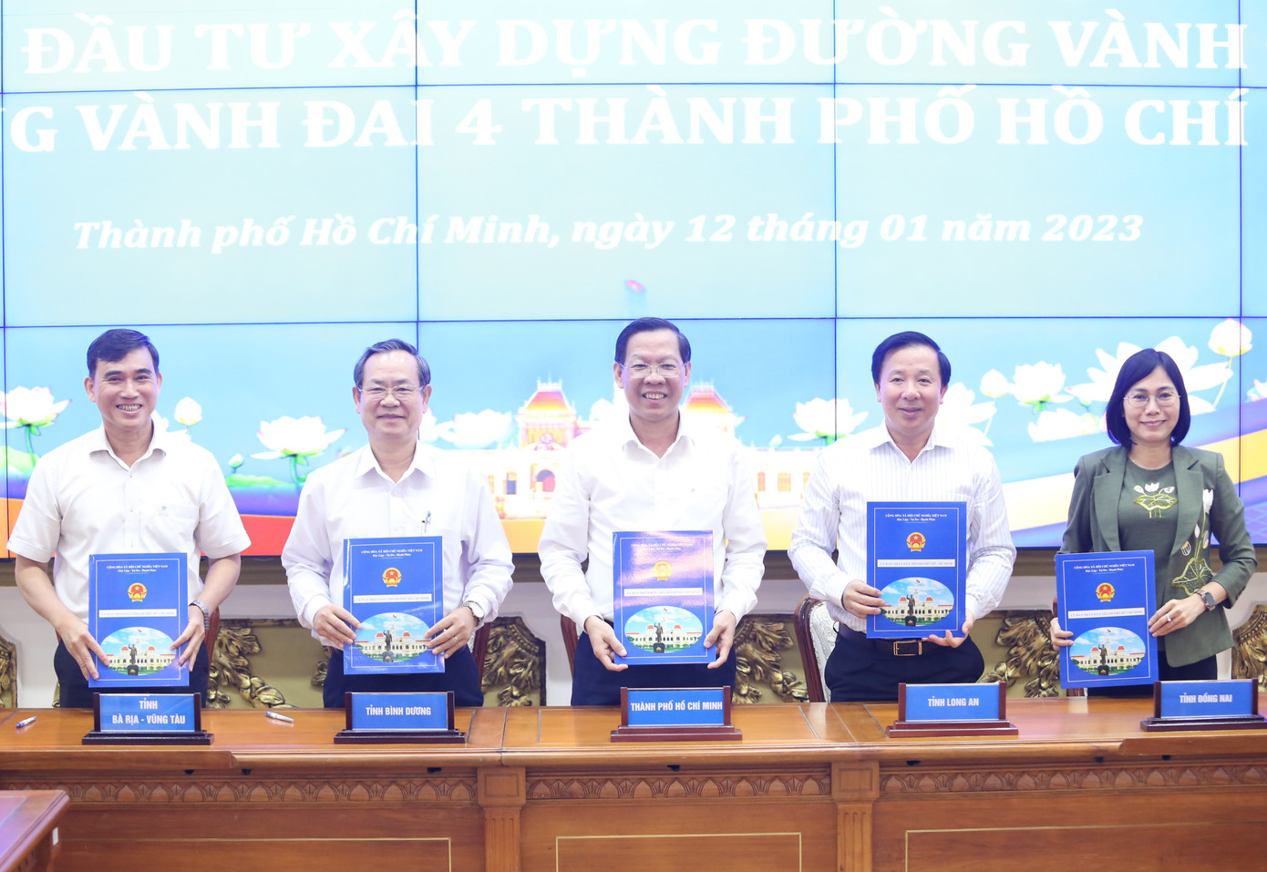 Tại hội nghị, lãnh đạo TPHCM và các tỉnh Bà Rịa - Vũng Tàu, Bình Dương, Long An, Đồng Nai ký kết giao ước triển khai dự án đường Vành đai 4. Ảnh: Ngô Tùng Tại hội nghị, lãnh đạo TPHCM và các tỉnh Bà Rịa - Vũng Tàu, Bình Dương, Long An, Đồng Nai ký kết giao ước triển khai dự án đường Vành đai 4. Ảnh: Ngô Tùng